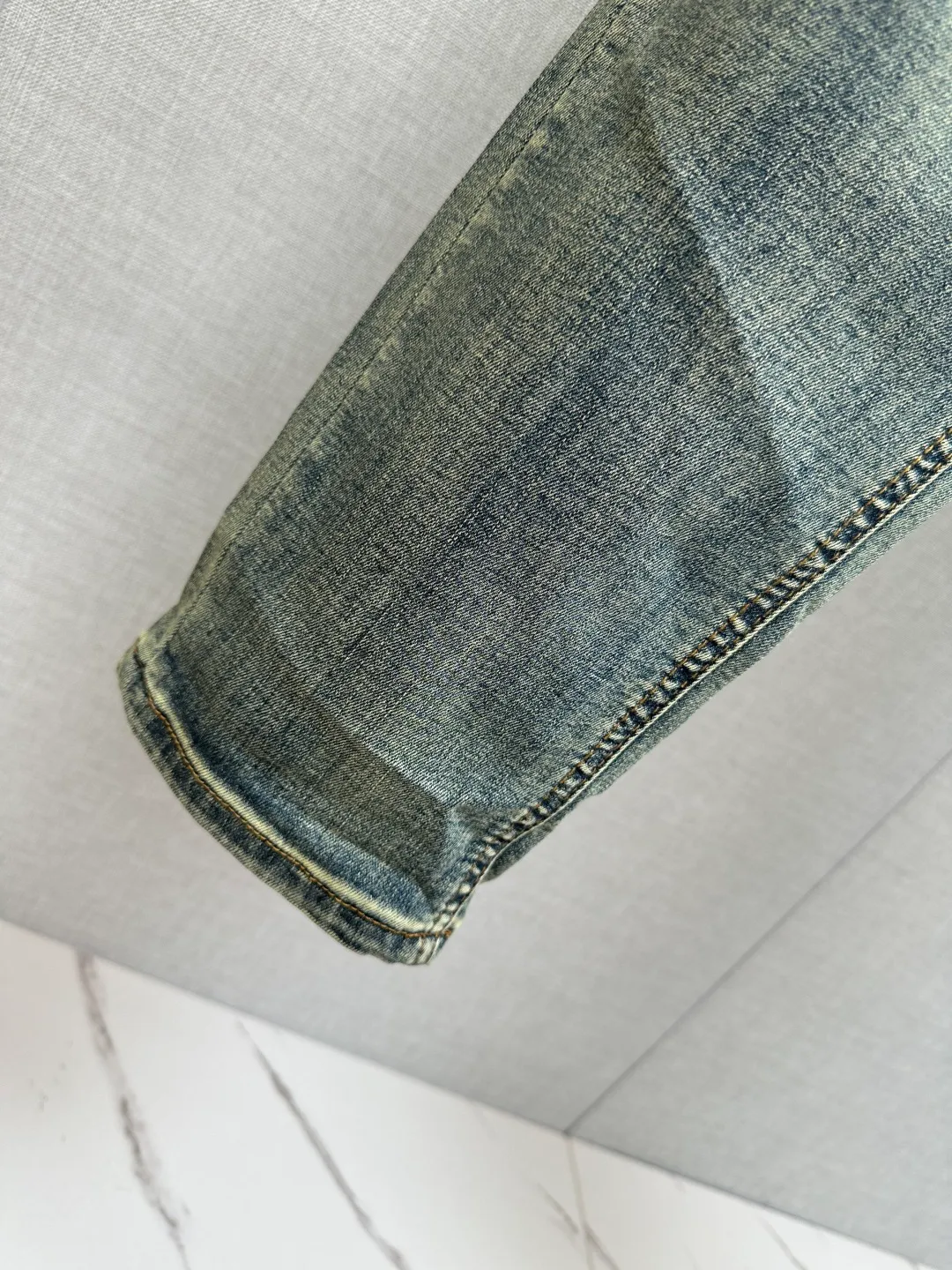 New products at the counter, original jeans, made by original heavy industry, brand Classic LOGO design, complete with three standards! Original hardware accessories. The denim fabrics are customized at the counter and are completely matched to the counter. You are welcome to try them on before buying. Don’t be afraid of comparing good products. Sizes:29—38